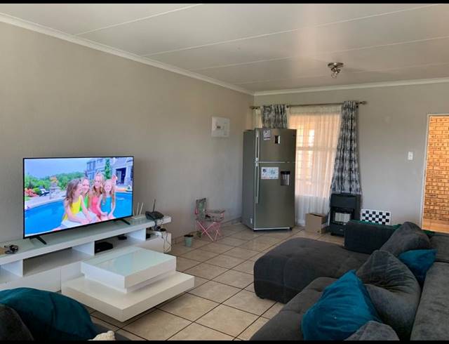 2 BEDROOM APARTMENT FOR SALE IN VANDERBIJLPARK SE 2